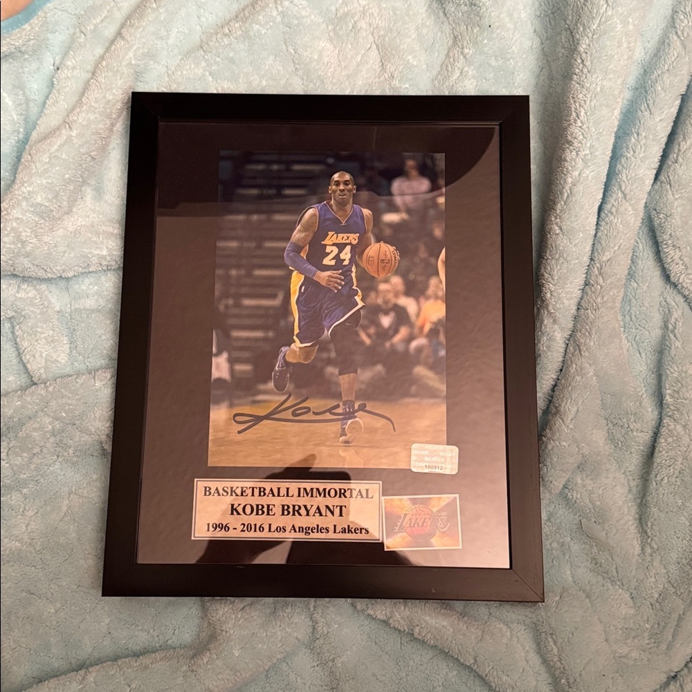 - Kobe Bryant Los Angeles Lakers signed photo